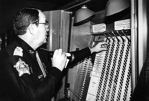 police - sheriff voting machine